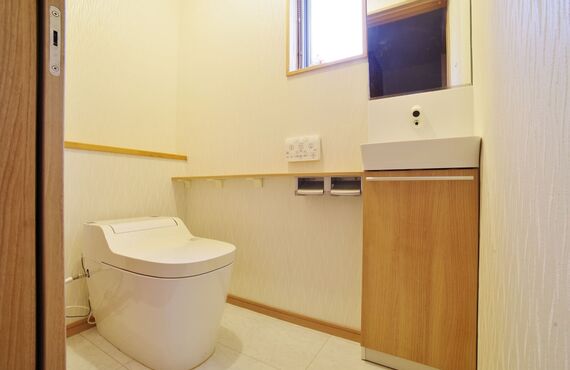 古いトイレは汚れにくく掃除しやすいものに交換 | 尼崎市のリフォームならあらゆる工事に対応するアマミハウス